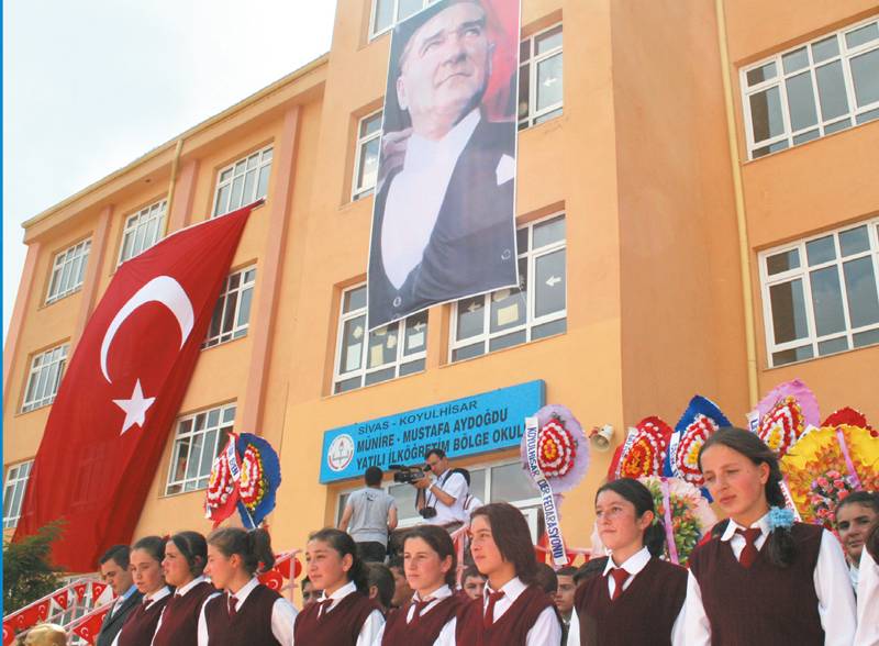 Tezmaksan Yönetim Kurulu Başkanı Mustafa Aydoğdu Nun, Memleketi Koyulhisar'da Yaptırdığı Münire-Mustafa Aydoğdu Yatılı İlköğretim Bölge Okulu Açıldı.